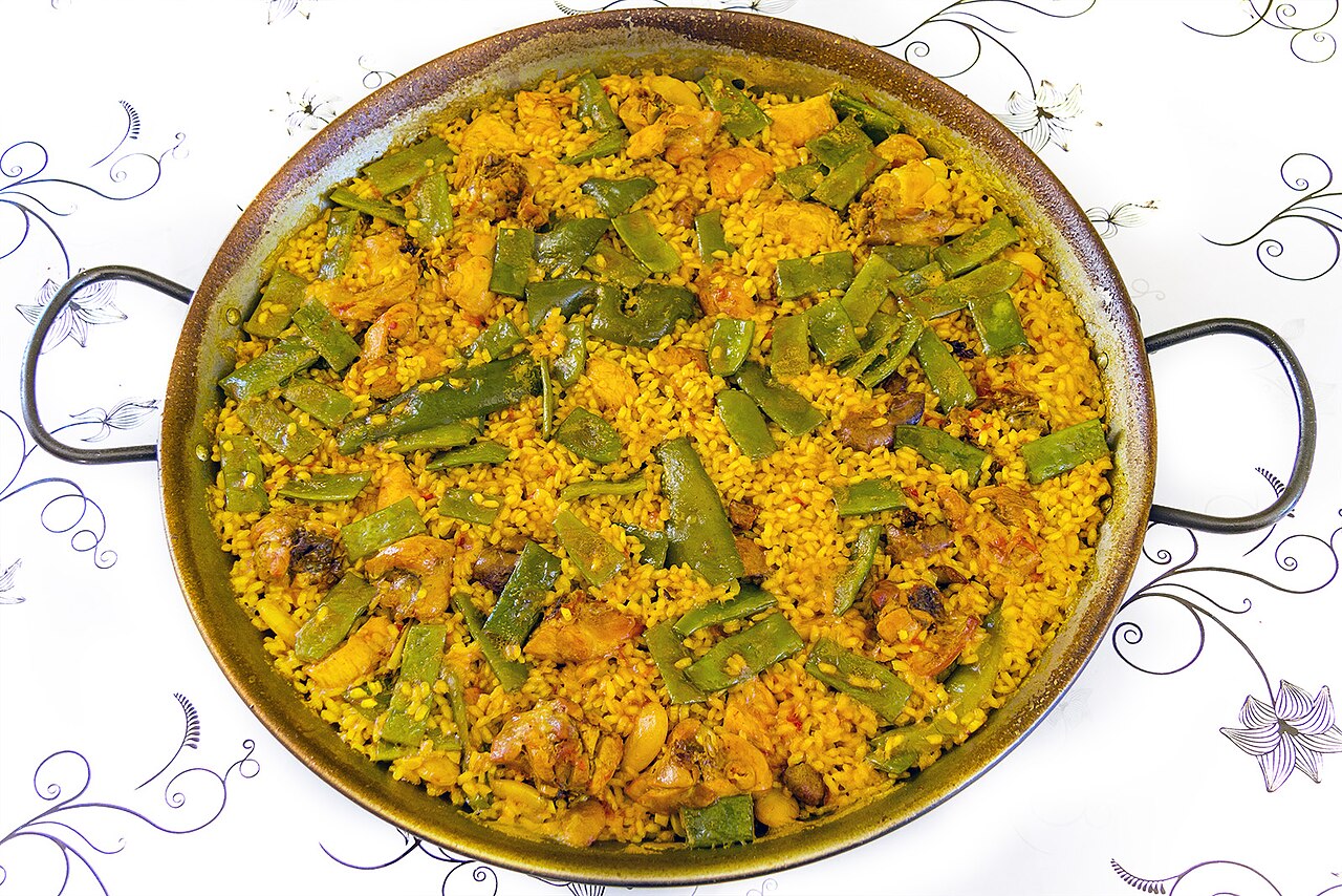 Paella valenciana vista desde arriba